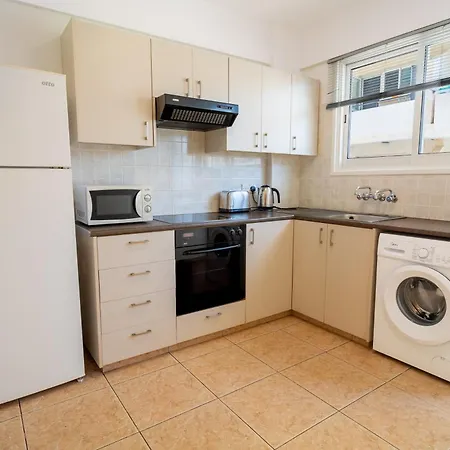 Olivia Mackenzie 2 Bedroom Flat With Pool