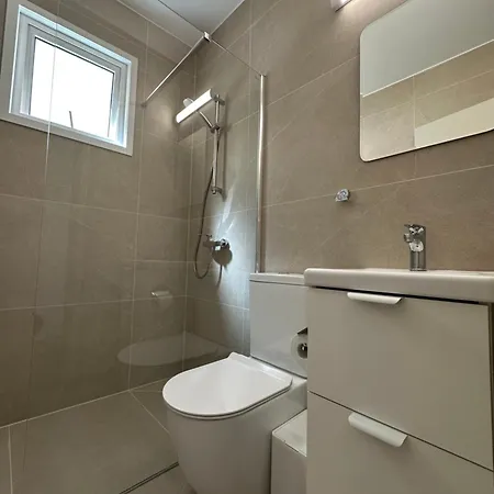 Olivia Mackenzie 2 Bedroom Flat With Pool Apartment *