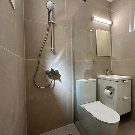 Olivia Mackenzie 2 Bedroom Flat With Pool *