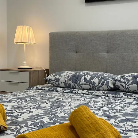 Olivia Mackenzie 2 Bedroom Flat With Pool