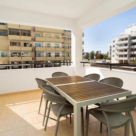 Olivia Mackenzie 2 Bedroom Flat With Pool