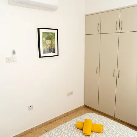 Olivia Mackenzie 2 Bedroom Flat With Pool Apartment
