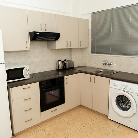 Olivia Mackenzie 2 Bedroom Flat With Pool Apartment