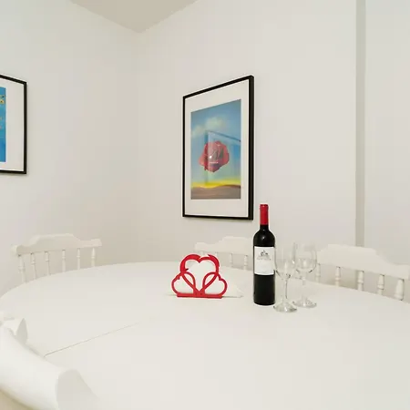 Olivia Mackenzie 2 Bedroom Flat with Pool Appartement *