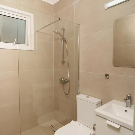 Olivia Mackenzie 2 Bdr, Pool, 3M Walk To The Sea شقة