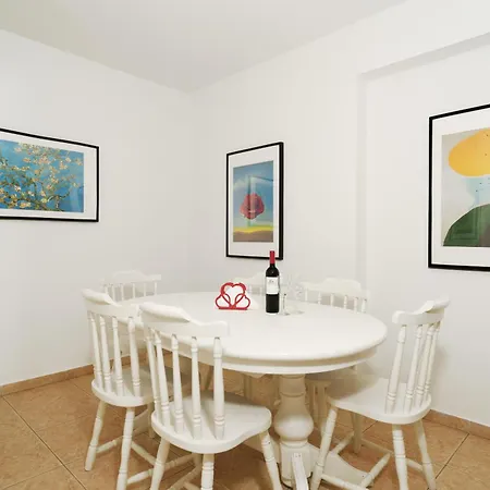 Olivia Mackenzie 2 Bdr, Pool, 3M Walk To The Sea لارنكا