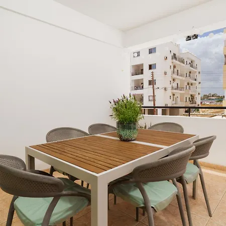 Olivia Mackenzie 2 Bedroom Flat with Pool *