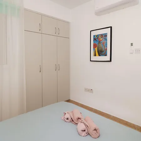 Olivia Mackenzie 2 Bedroom Flat with Pool Appartement