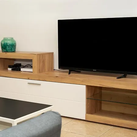 Olivia Mackenzie Spacious 2Br Pool View, Sleeps 6 * Larnaca