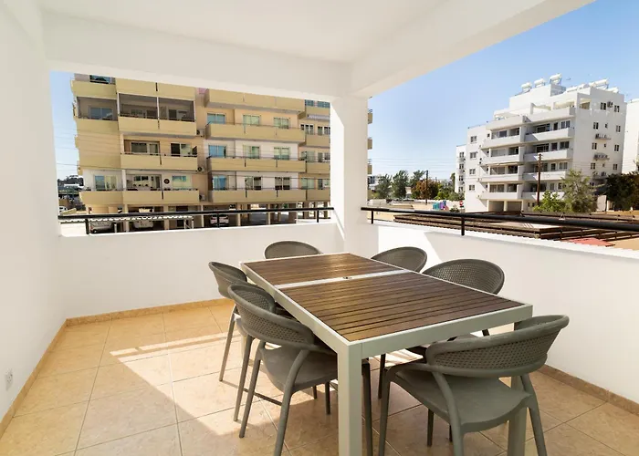 Olivia Mackenzie Spacious 2br Pool View, Sleeps 6