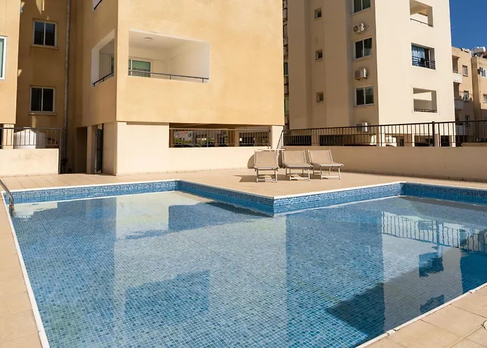 Olivia Mackenzie Spacious 2br Pool View, Sleeps 6 Apartment